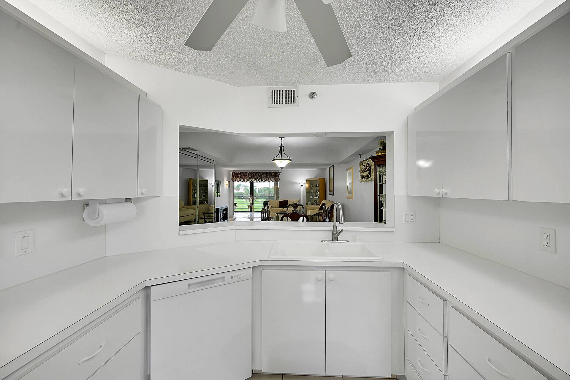 9165 SW 14th Street, #1304, Boca Raton, FL 33428 Pass through area to dining