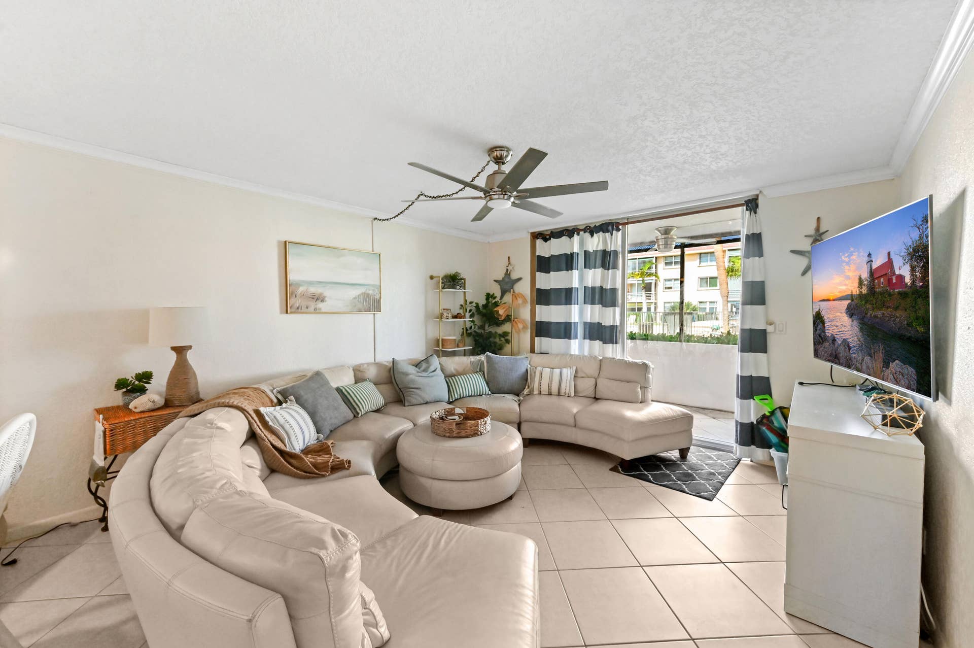 13 Living Room 01