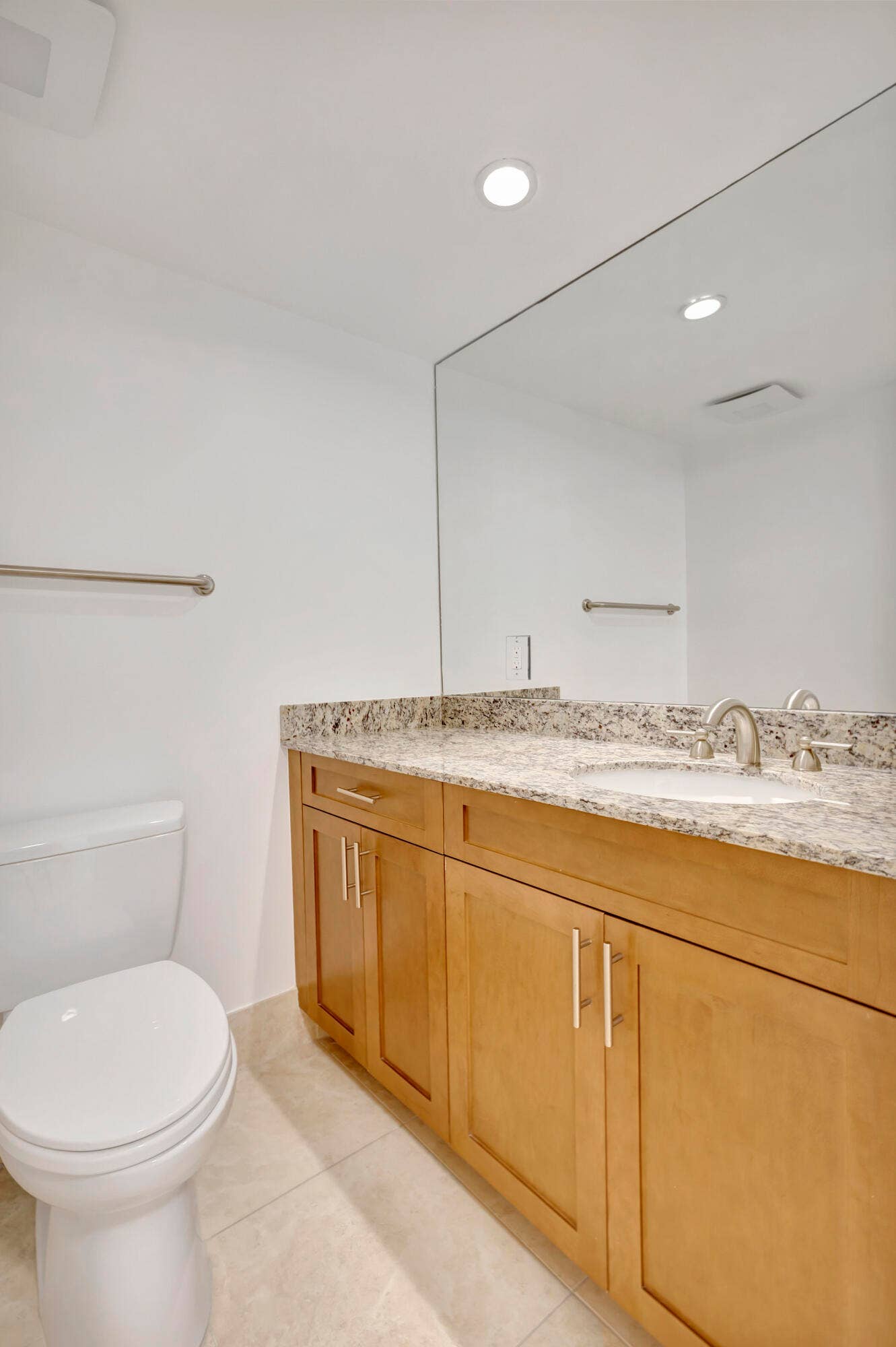 3000 N Ocean Drive, #22 G, Singer Island, FL 33404 Powder Bath