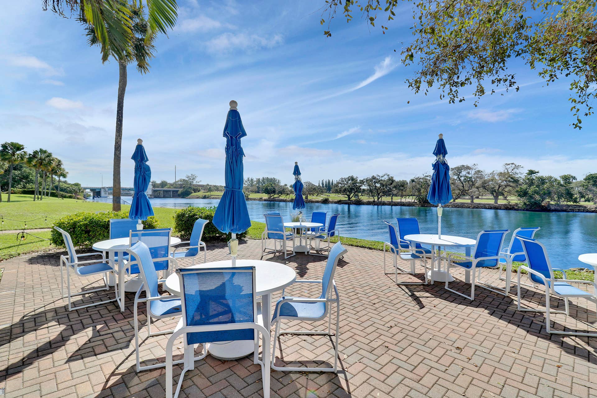 336 Golfview Road, #1016, North Palm Beach, FL 33408 Waterside Sitting Area