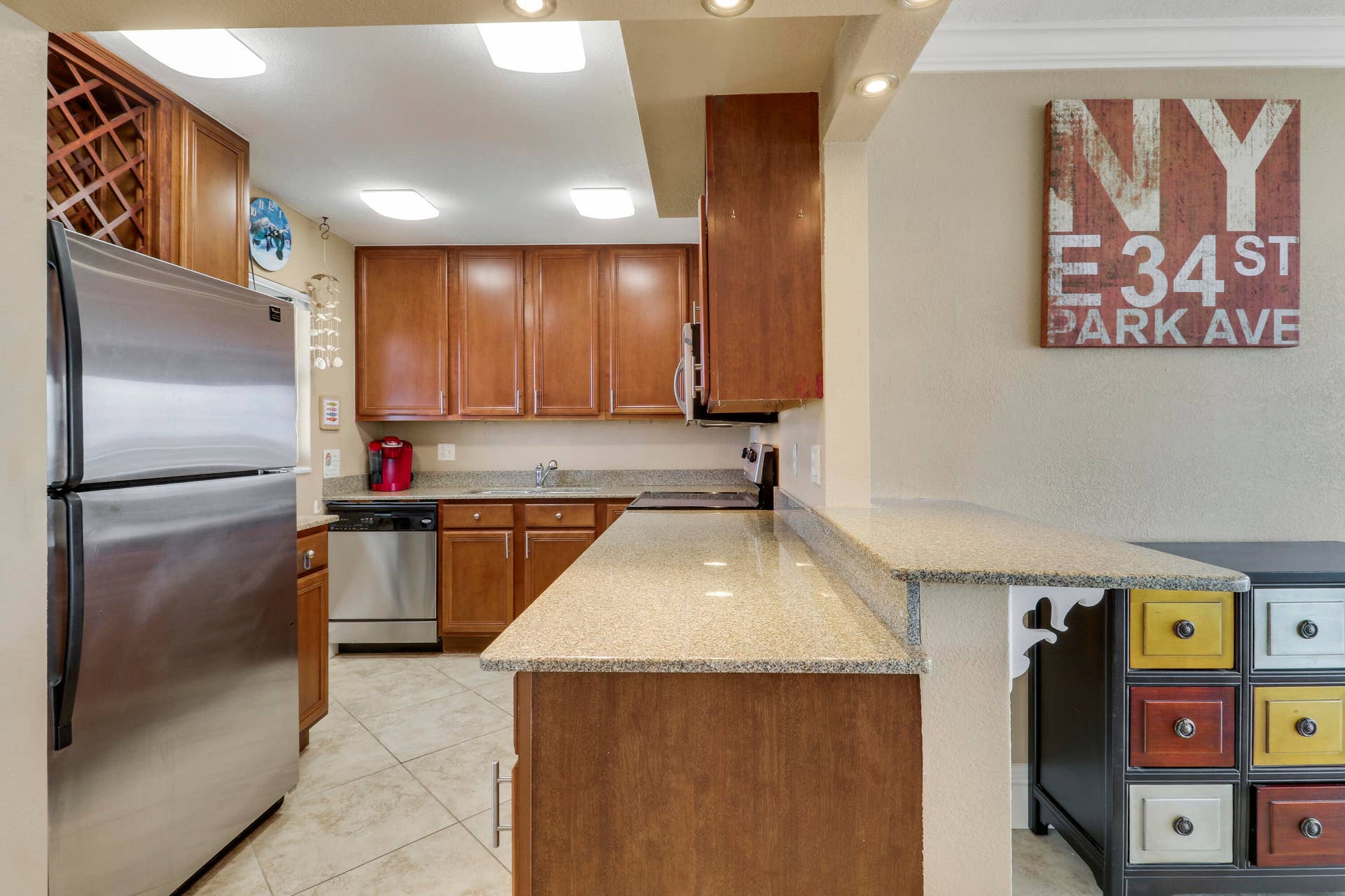 336 Golfview Road, #1016, North Palm Beach, FL 33408 Kitchen and Breakfast Bar