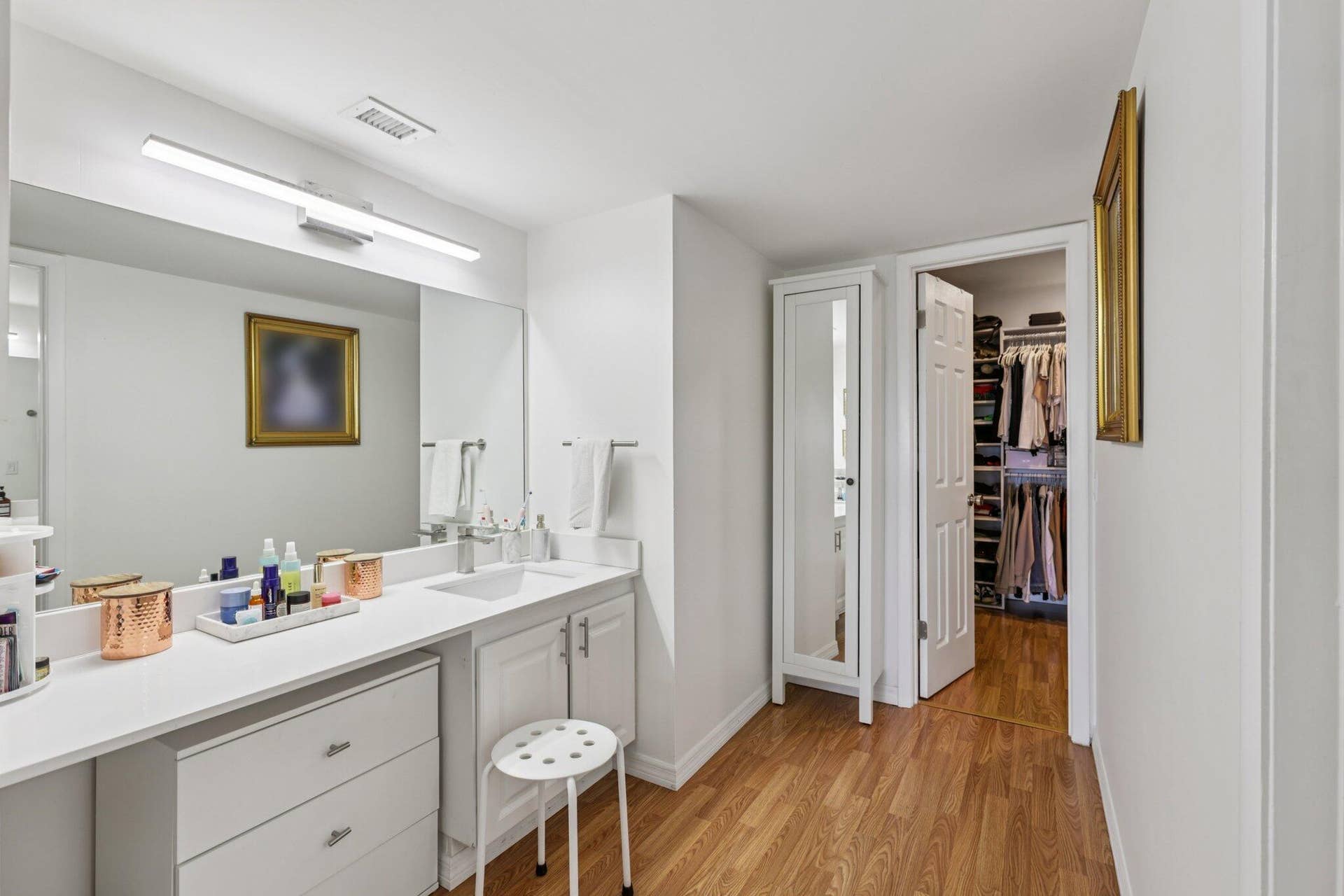 Master bedroom extra vanity