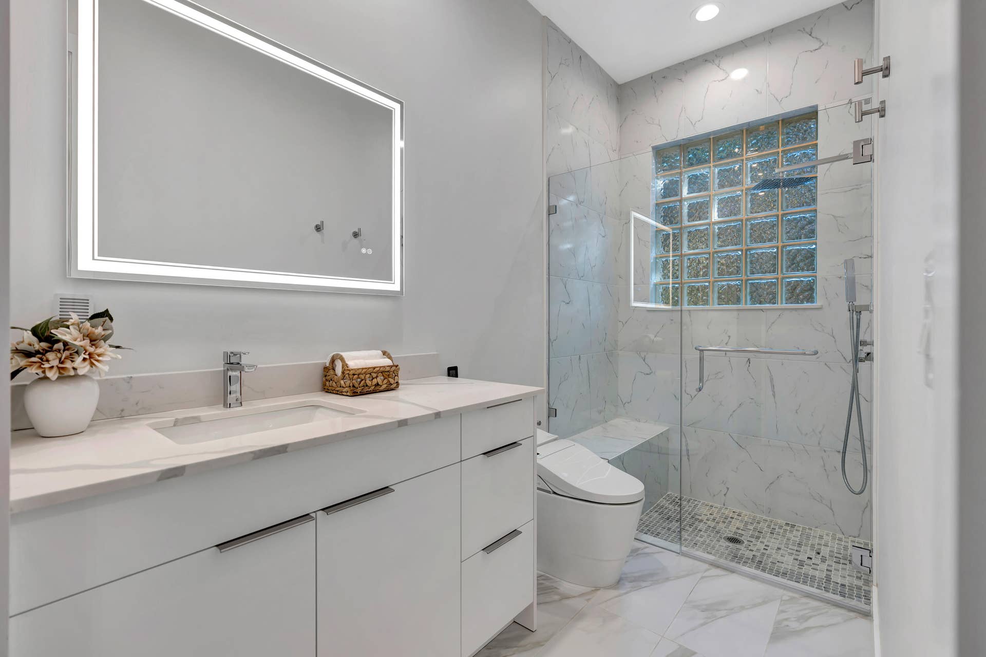 7801 Old Marsh Road, Palm Beach Gardens, FL 33418 Guest Suite Bath 1