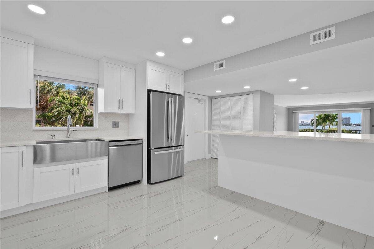 3040 Lake Shore Drive, #101, Riviera Beach, FL 33404 11-JLC_3811