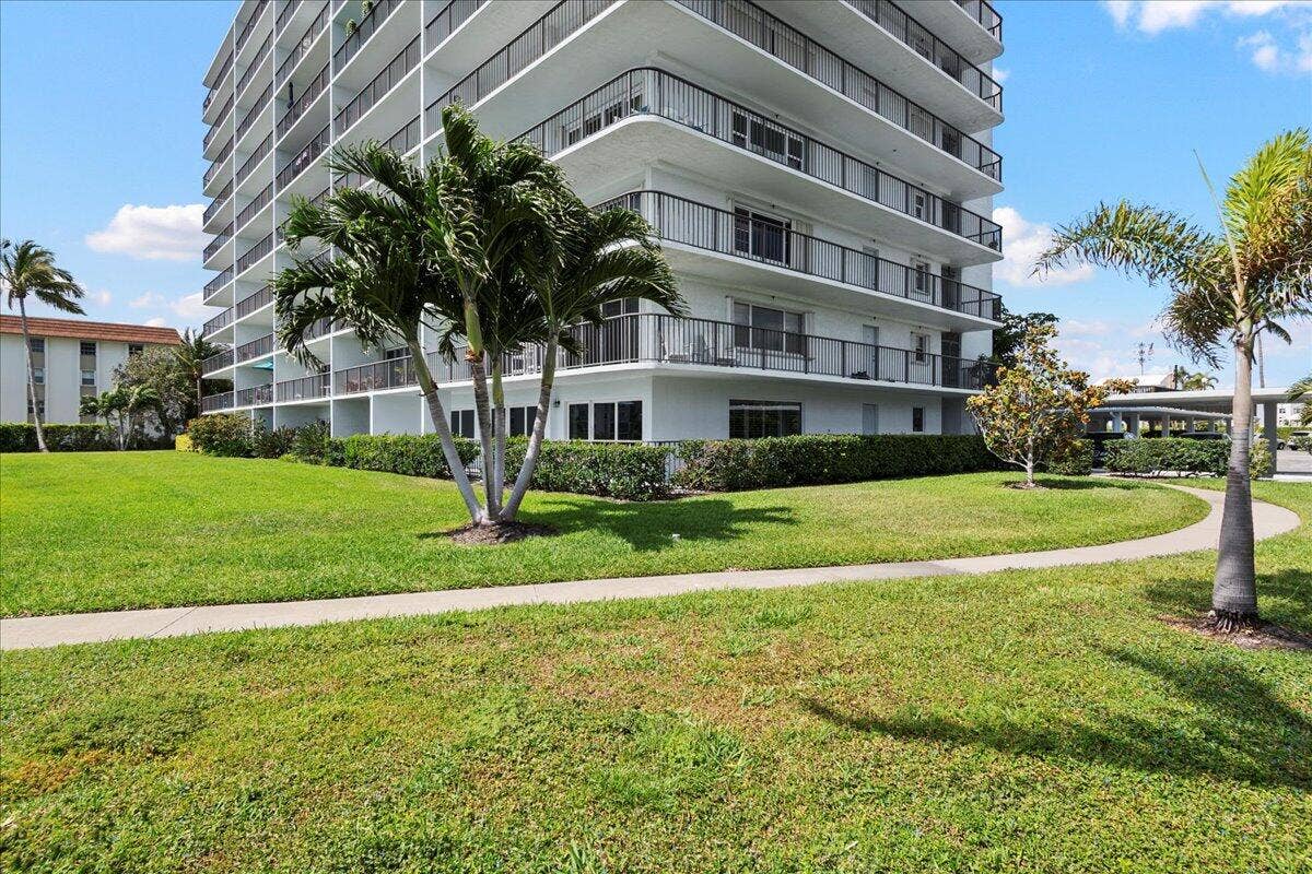 3040 Lake Shore Drive, #101, Riviera Beach, FL 33404 04-JLC_3741