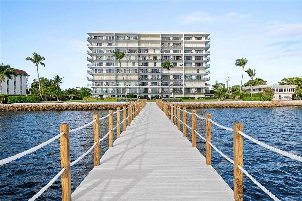 3040 Lake Shore Drive, #101, Riviera Beach, FL 33404 31-JLC_6340