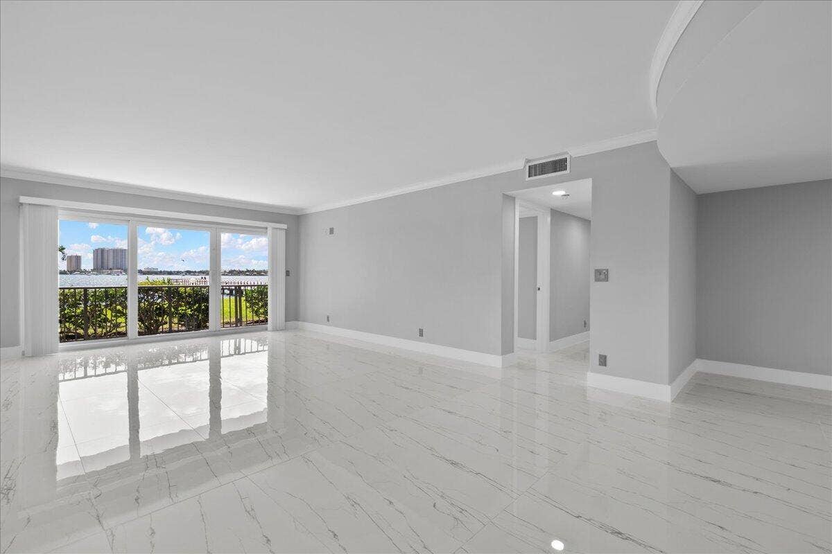 3040 Lake Shore Drive, #101, Riviera Beach, FL 33404 15-JLC_3831
