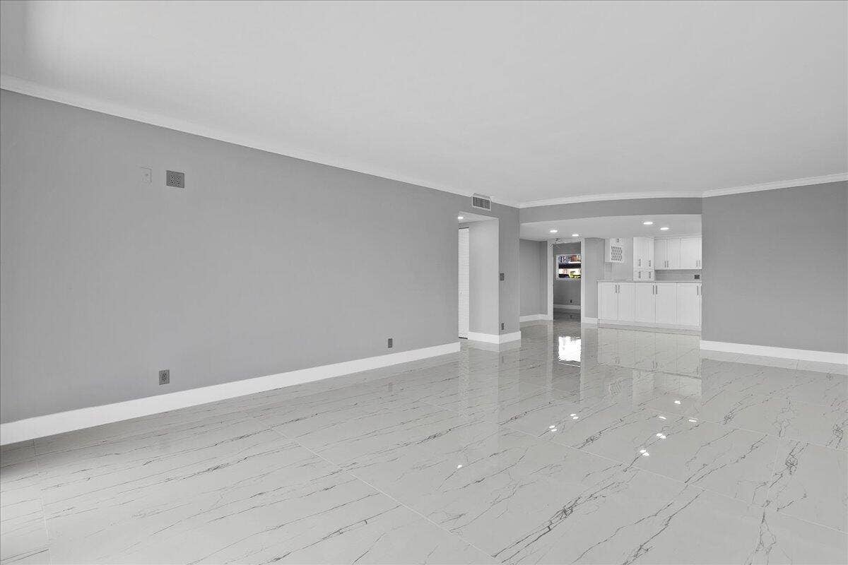 3040 Lake Shore Drive, #101, Riviera Beach, FL 33404 18-JLC_3846