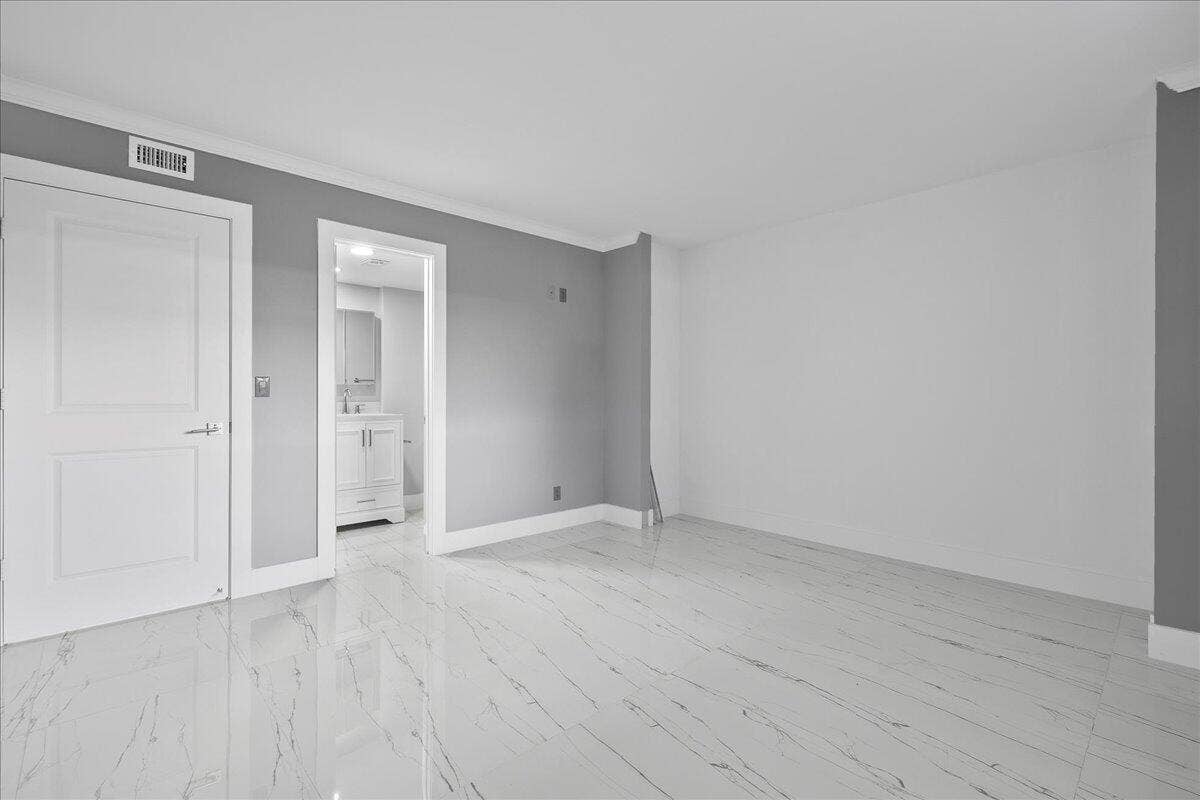 3040 Lake Shore Drive, #101, Riviera Beach, FL 33404 28-JLC_3921