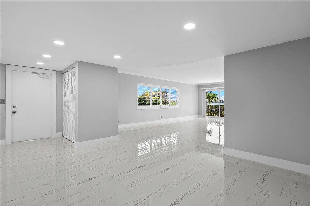 3040 Lake Shore Drive, #101, Riviera Beach, FL 33404 14-JLC_3826