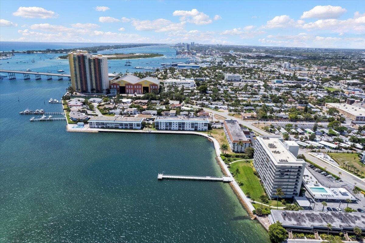 3040 Lake Shore Drive, #101, Riviera Beach, FL 33404 48-DJI_0899