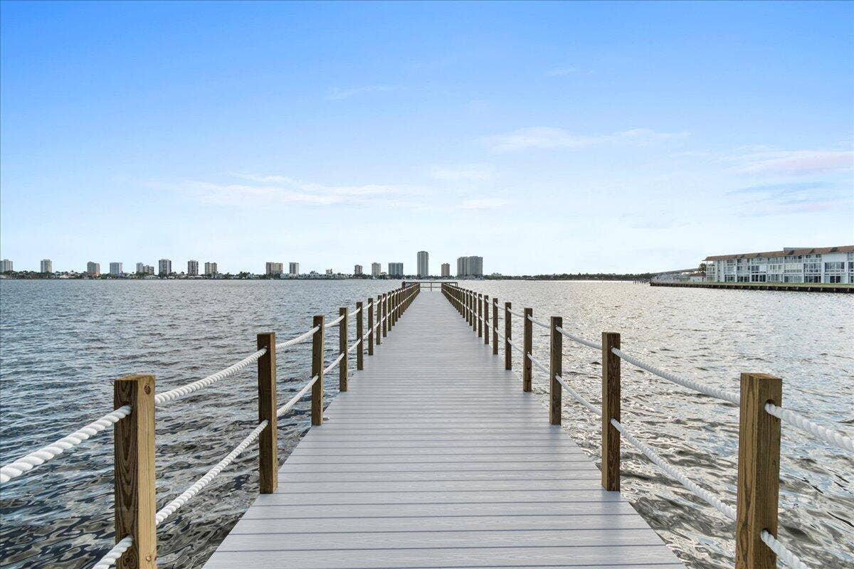 3040 Lake Shore Drive, #101, Riviera Beach, FL 33404 32-JLC_6350