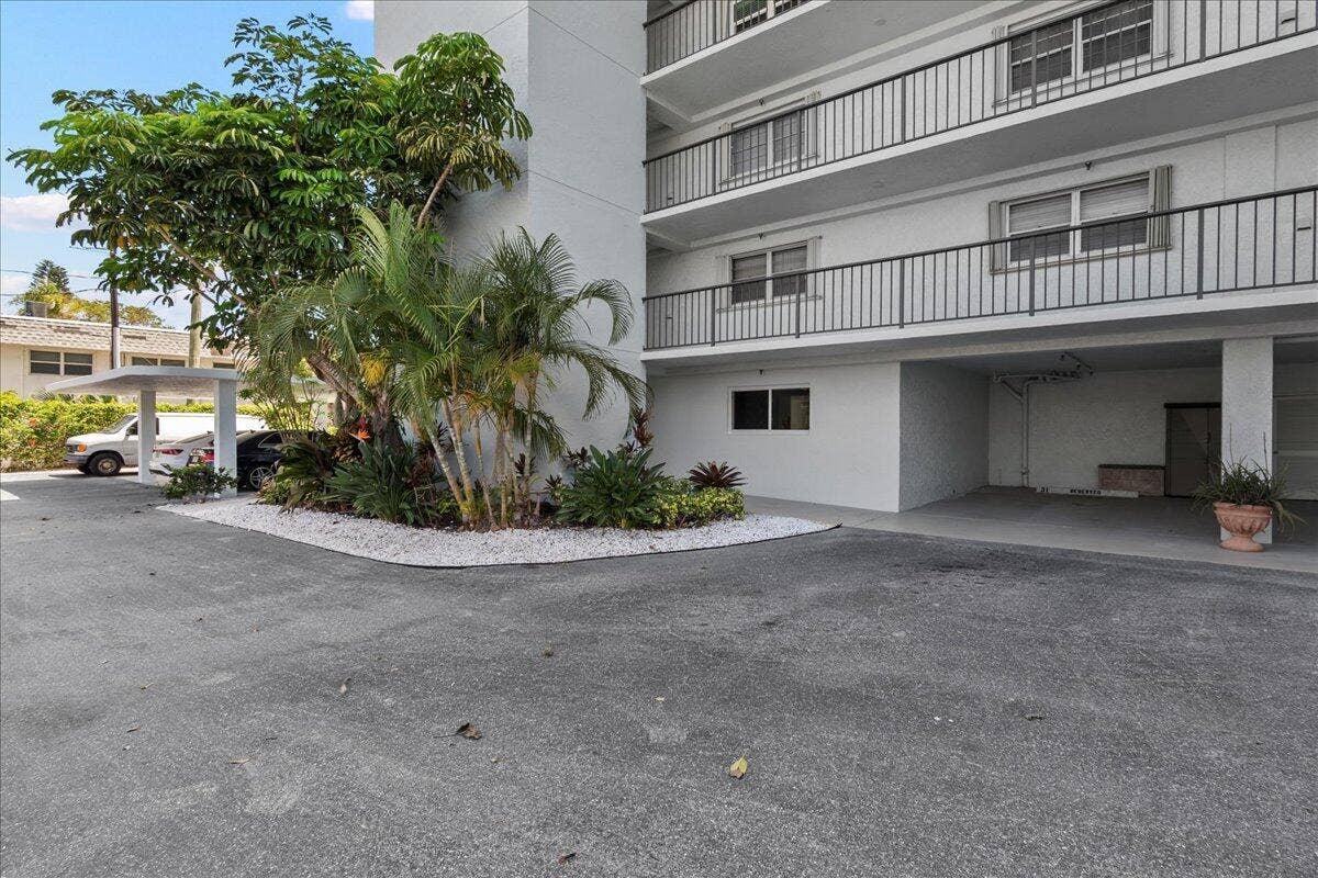 3040 Lake Shore Drive, #101, Riviera Beach, FL 33404 02-JLC_3936