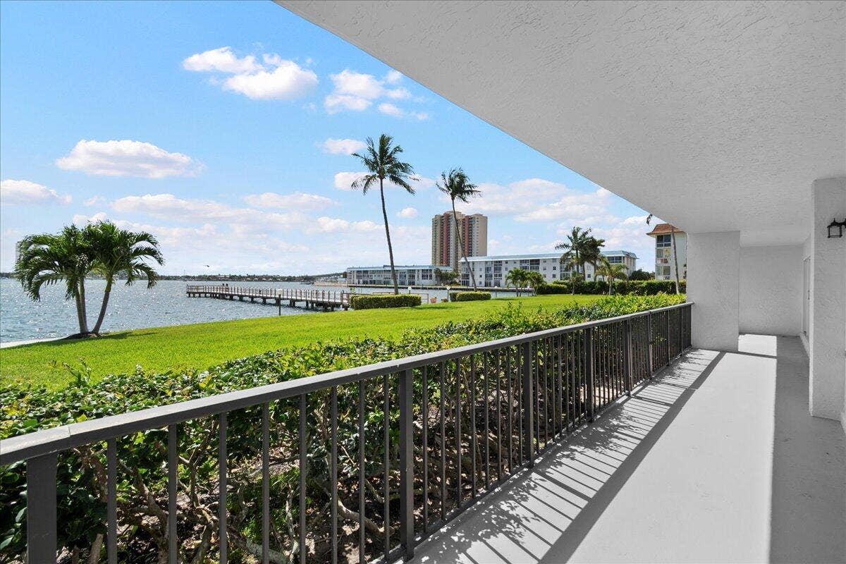 3040 Lake Shore Drive, #101, Riviera Beach, FL 33404 07-JLC_3766