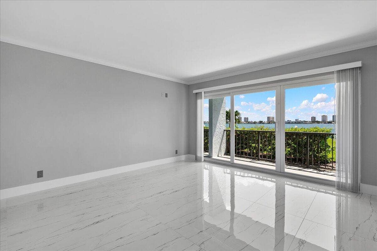 3040 Lake Shore Drive, #101, Riviera Beach, FL 33404 24-JLC_3886