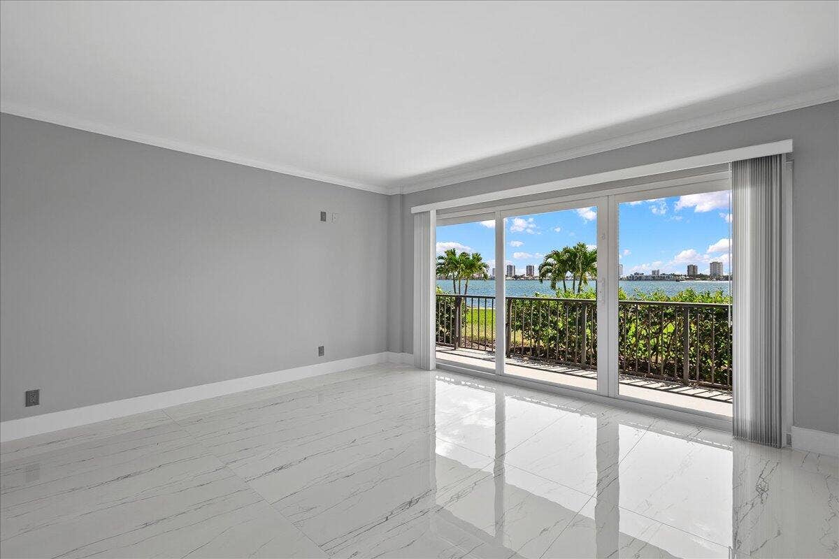 3040 Lake Shore Drive, #101, Riviera Beach, FL 33404 20-JLC_3861