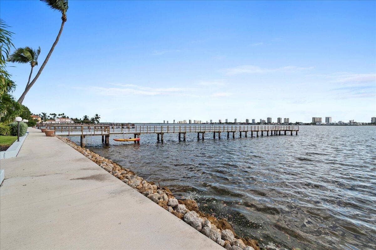 3040 Lake Shore Drive, #101, Riviera Beach, FL 33404 33-JLC_6360