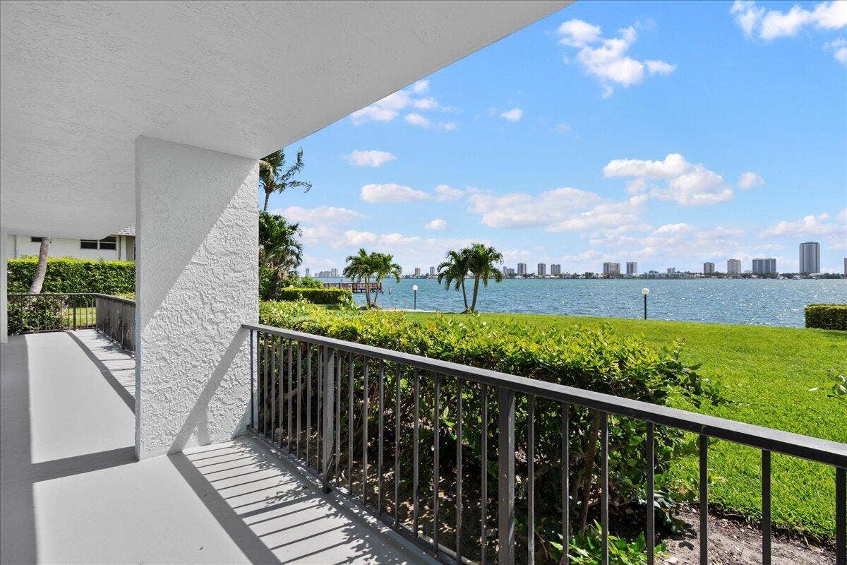 3040 Lake Shore Drive, #101, Riviera Beach, FL 33404 08-JLC_3776