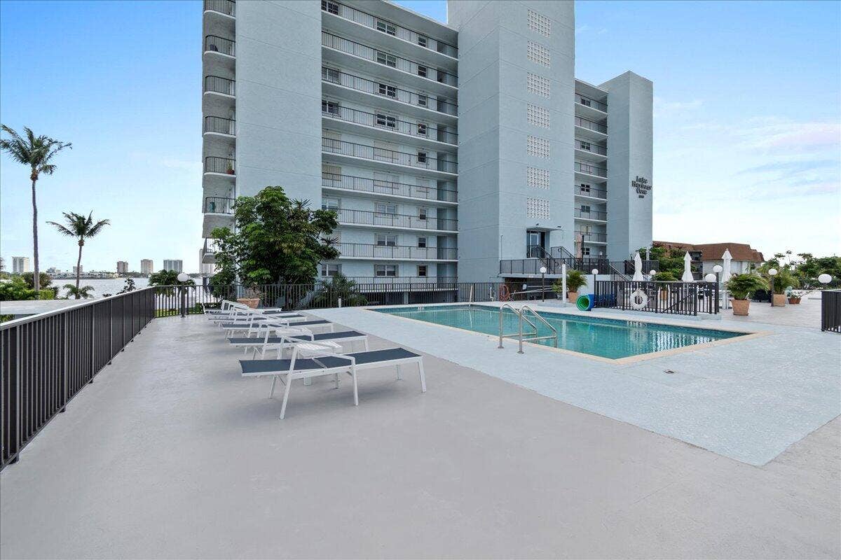 3040 Lake Shore Drive, #101, Riviera Beach, FL 33404 34-JLC_6365