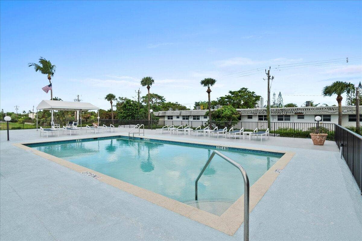 3040 Lake Shore Drive, #101, Riviera Beach, FL 33404 35-JLC_6370