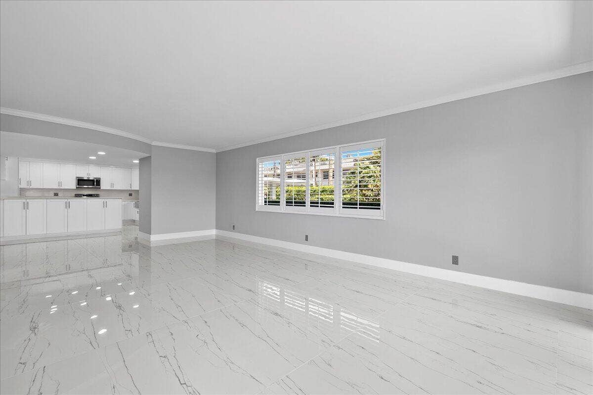 3040 Lake Shore Drive, #101, Riviera Beach, FL 33404 17-JLC_3841