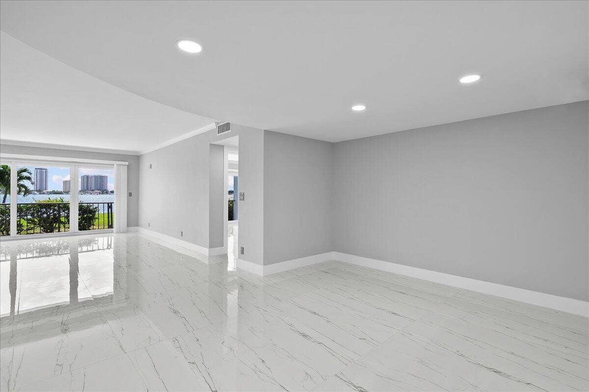 3040 Lake Shore Drive, #101, Riviera Beach, FL 33404 2-JLC_3801