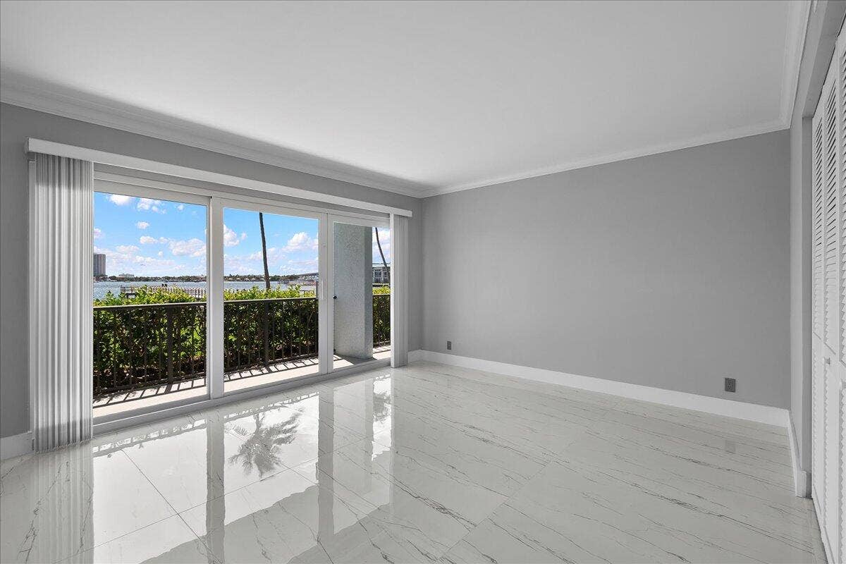 3040 Lake Shore Drive, #101, Riviera Beach, FL 33404 19-JLC_3856