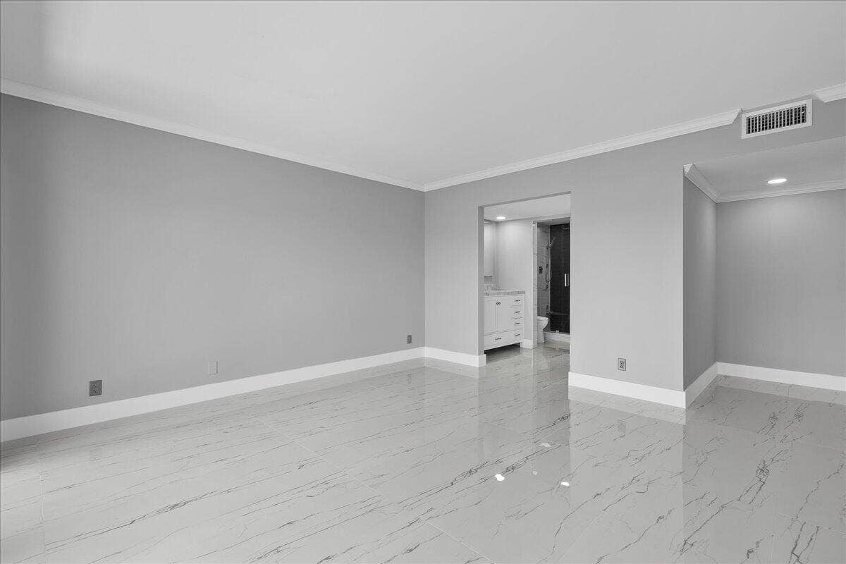 3040 Lake Shore Drive, #101, Riviera Beach, FL 33404 23-JLC_3876
