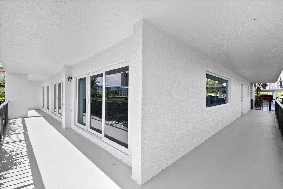 3040 Lake Shore Drive, #101, Riviera Beach, FL 33404 06-JLC_3756