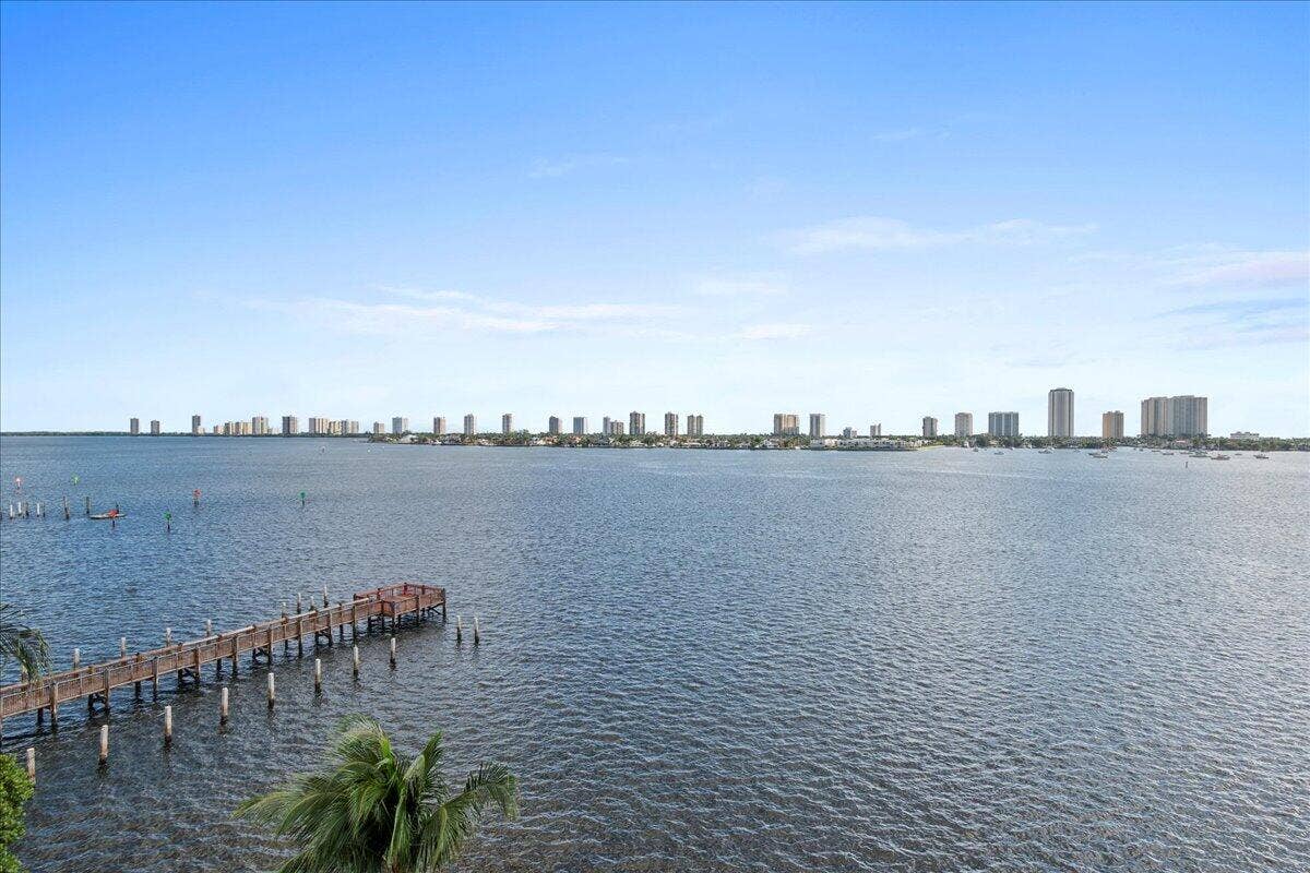 3040 Lake Shore Drive, #101, Riviera Beach, FL 33404 38-JLC_6385