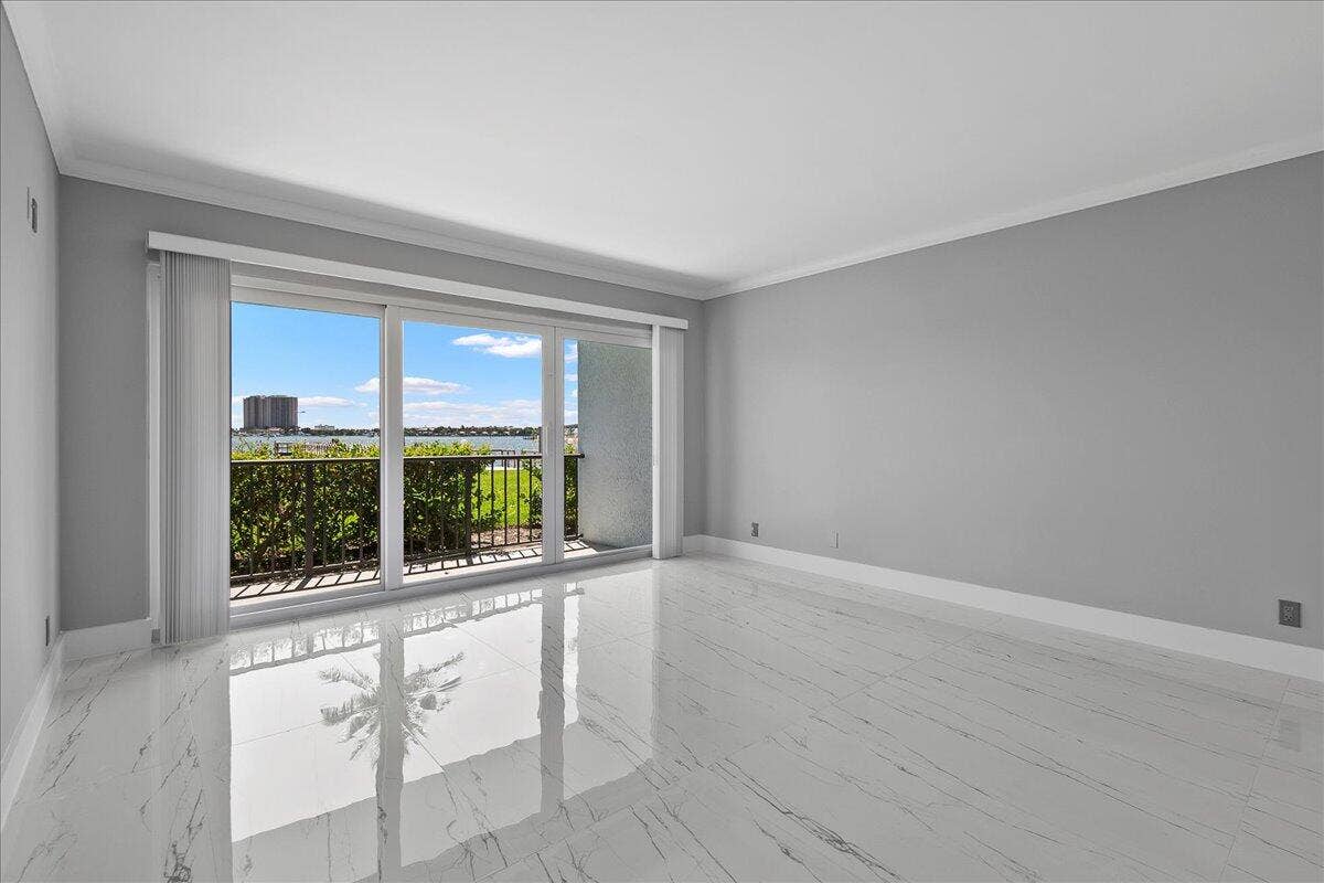 3040 Lake Shore Drive, #101, Riviera Beach, FL 33404 22-JLC_3871