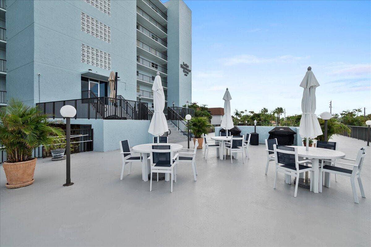 3040 Lake Shore Drive, #101, Riviera Beach, FL 33404 37-JLC_6380