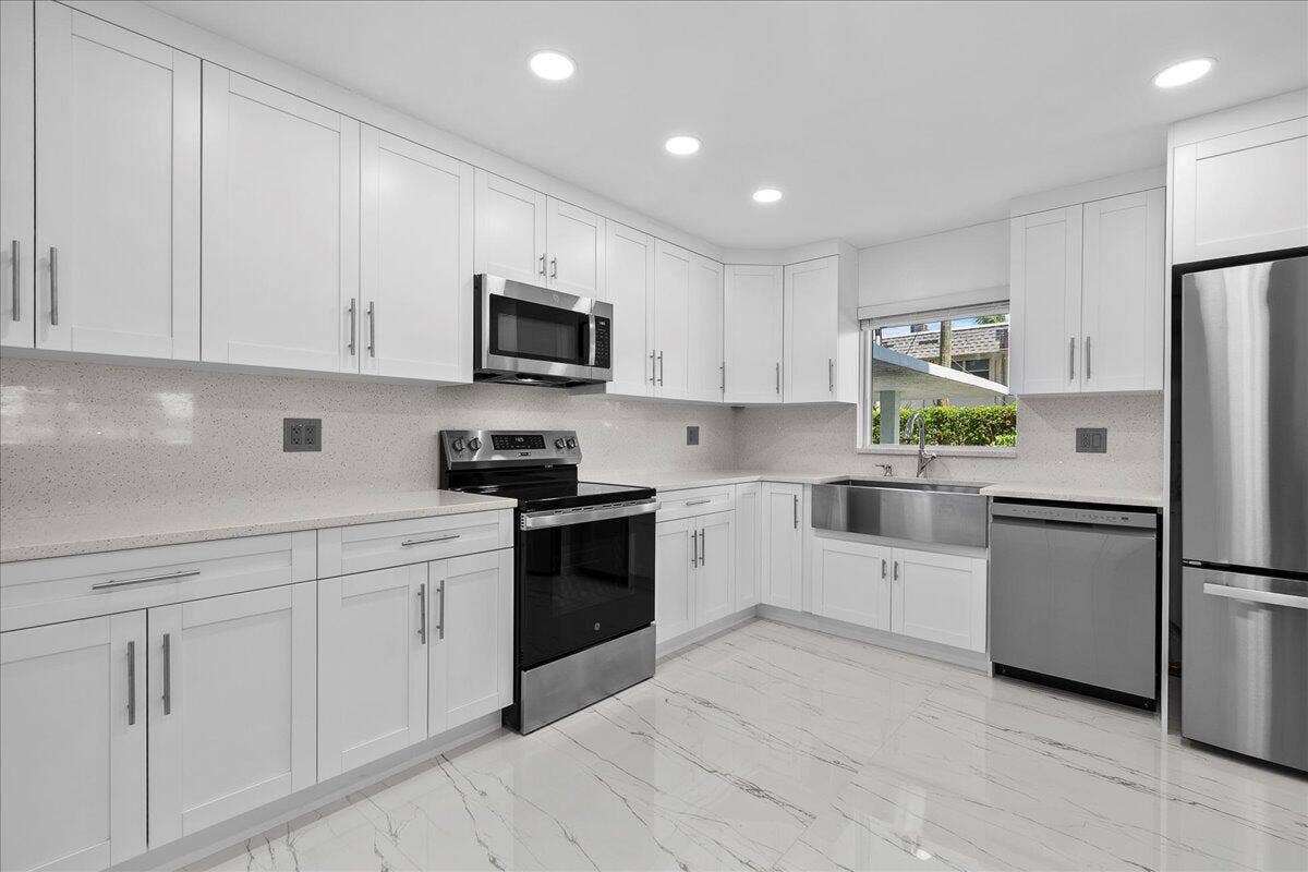 3040 Lake Shore Drive, #101, Riviera Beach, FL 33404 12-JLC_3816