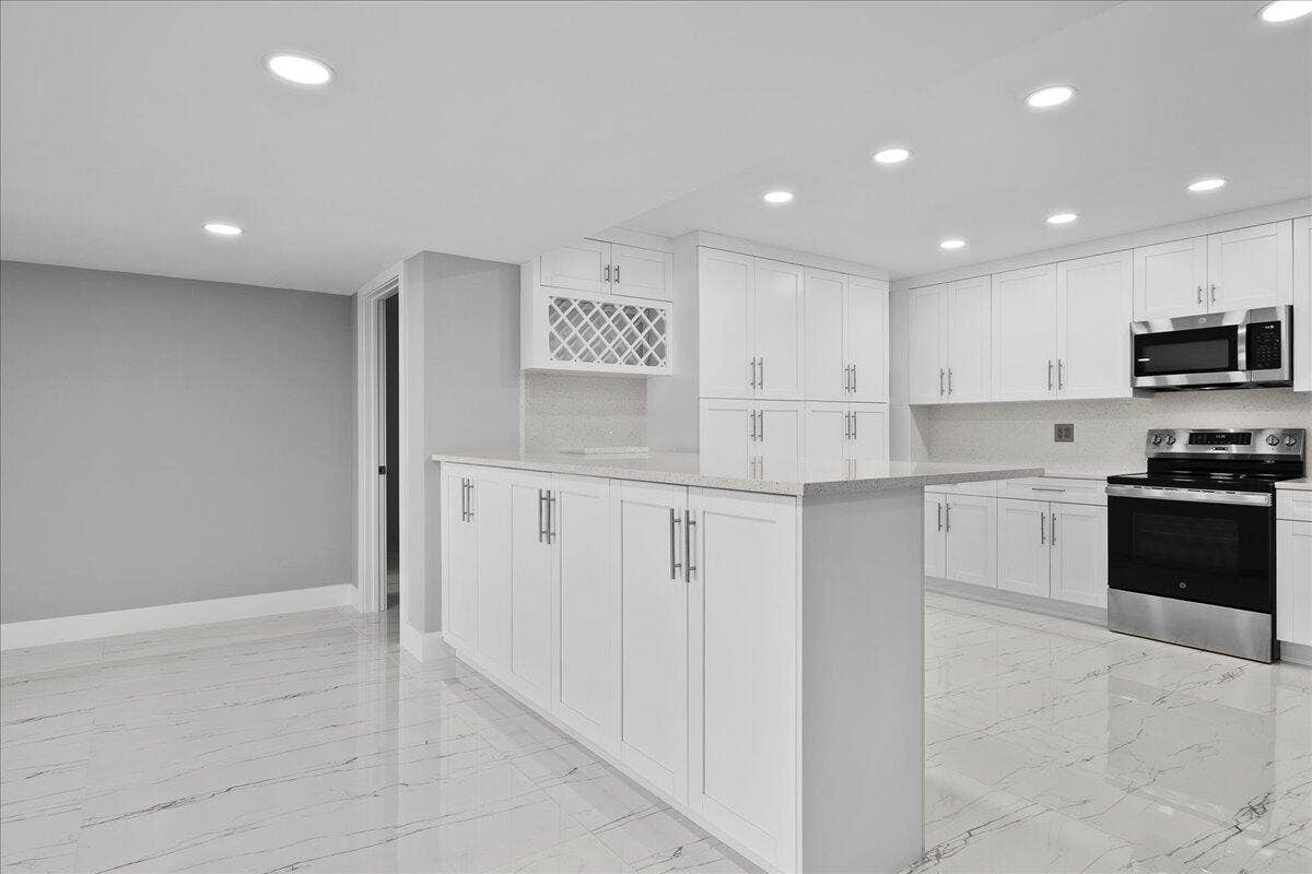 3040 Lake Shore Drive, #101, Riviera Beach, FL 33404 1-JLC_3796