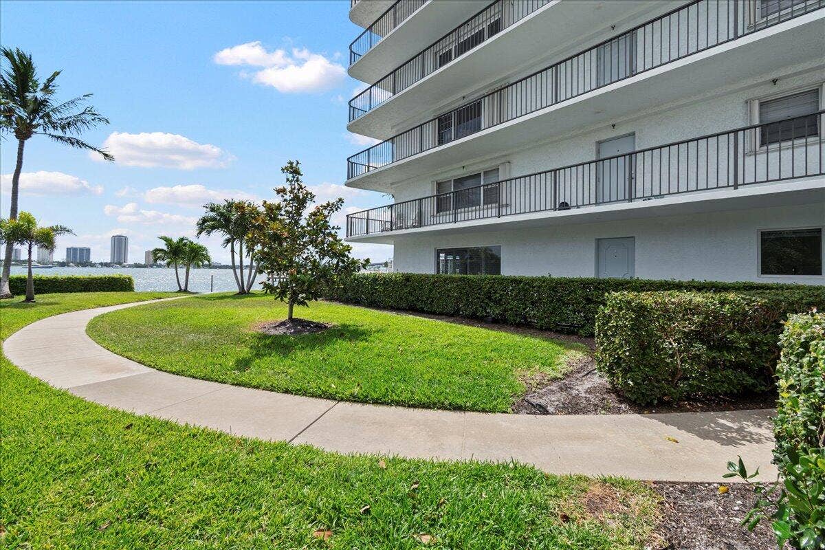 3040 Lake Shore Drive, #101, Riviera Beach, FL 33404 03-JLC_3736