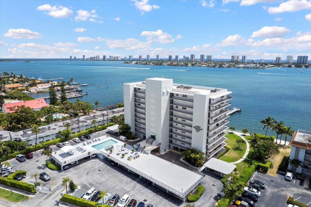 3040 Lake Shore Drive, #101, Riviera Beach, FL 33404 42-DJI_0895