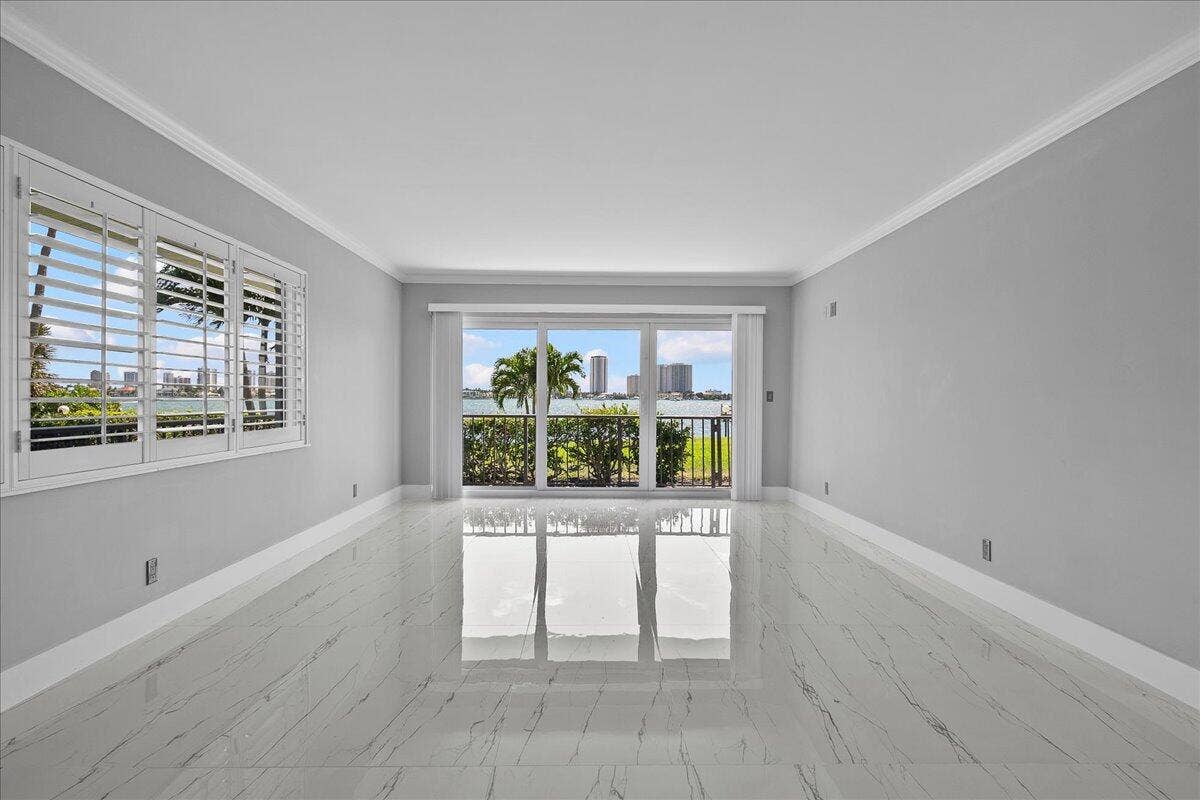 3040 Lake Shore Drive, #101, Riviera Beach, FL 33404 16-JLC_3836