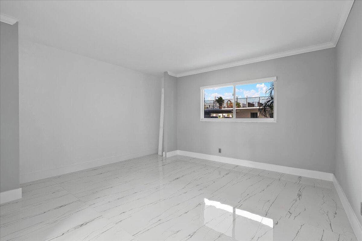 3040 Lake Shore Drive, #101, Riviera Beach, FL 33404 27-JLC_3917