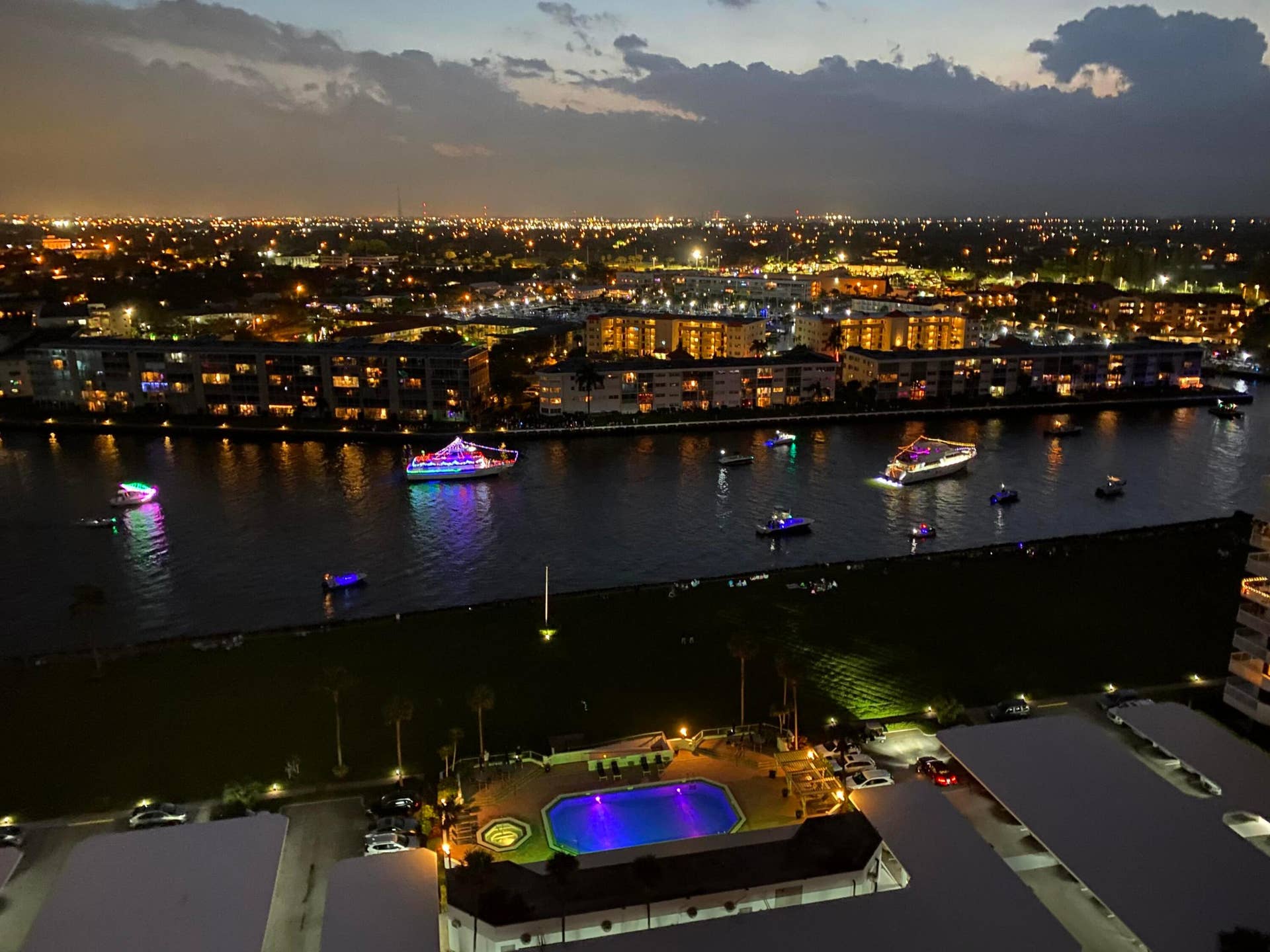 MARINA TOWER CITY NIGHT VIEW