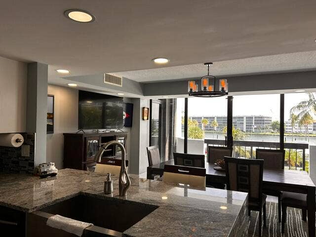 Kitchen/Dining Room Amazing Views