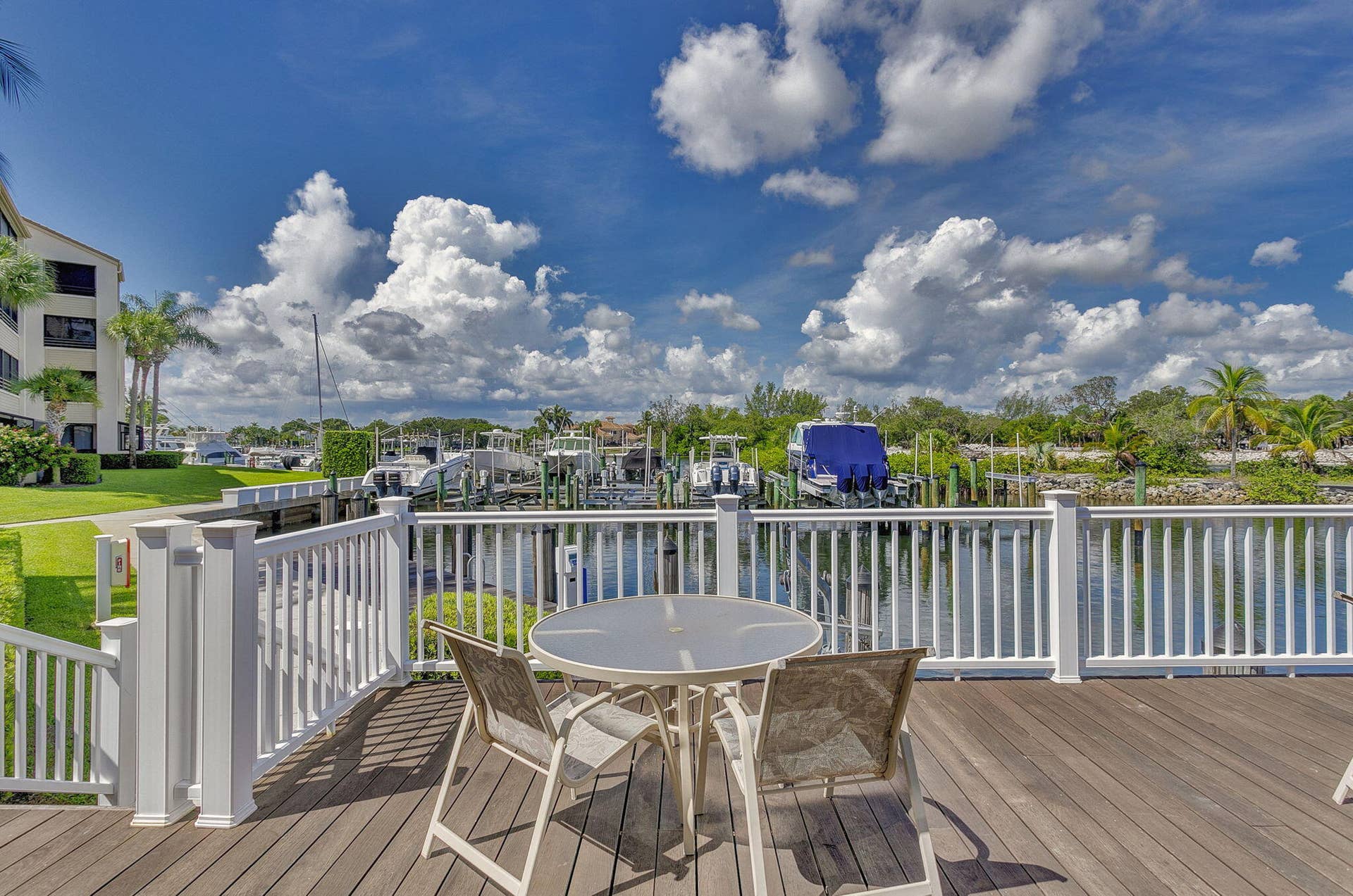 CLUBHOUSE DECK