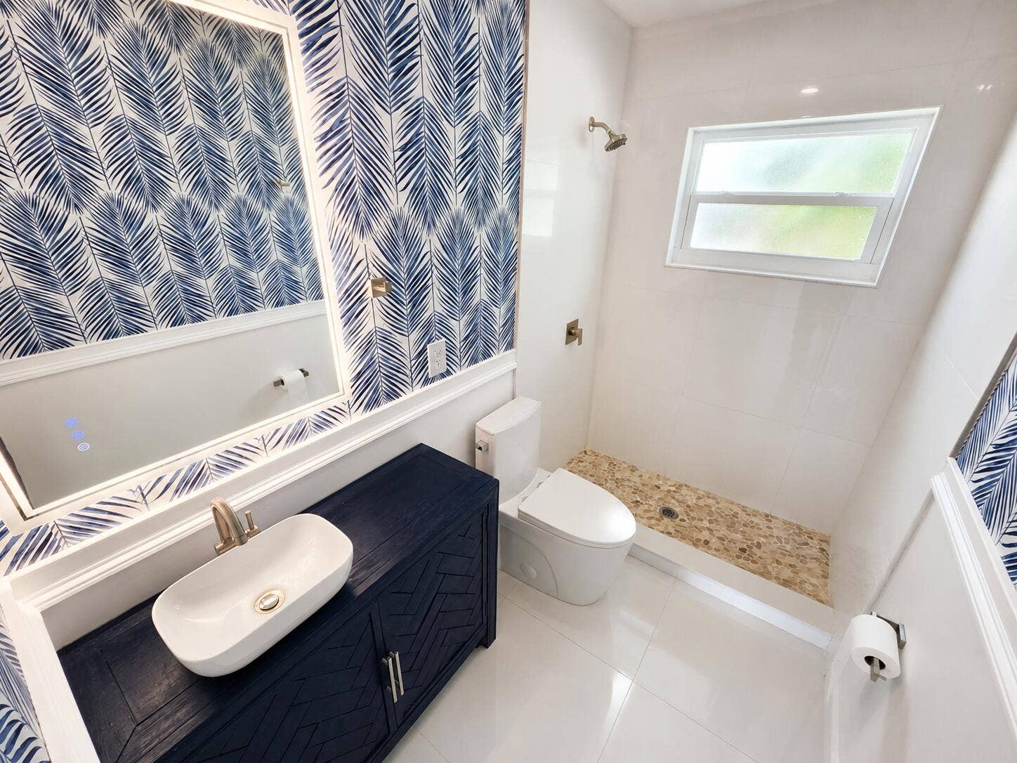 2568 Dudley Drive E, #G, West Palm Beach, FL 33415 Main Bath