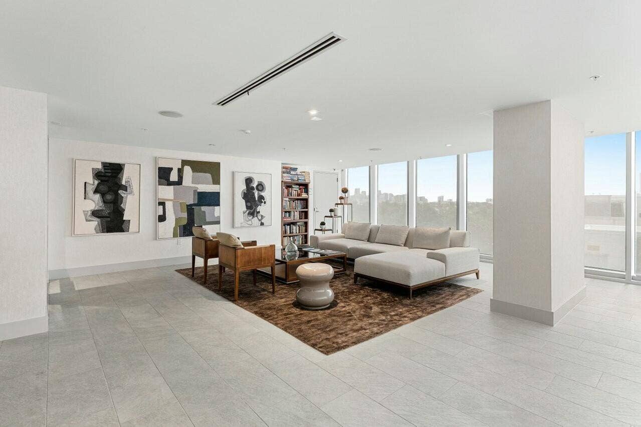 1180 N Federal Highway, #1409, Fort Lauderdale, FL 33304 Sophisticated residence lounge with cucina entertaining kitchen