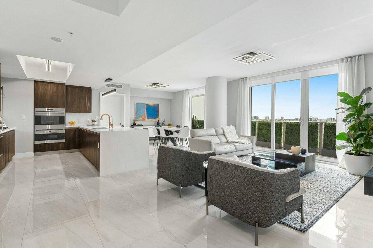 1180 N Federal Highway, #1409, Fort Lauderdale, FL 33304 Spacious Living Space with 10ft Ceilings