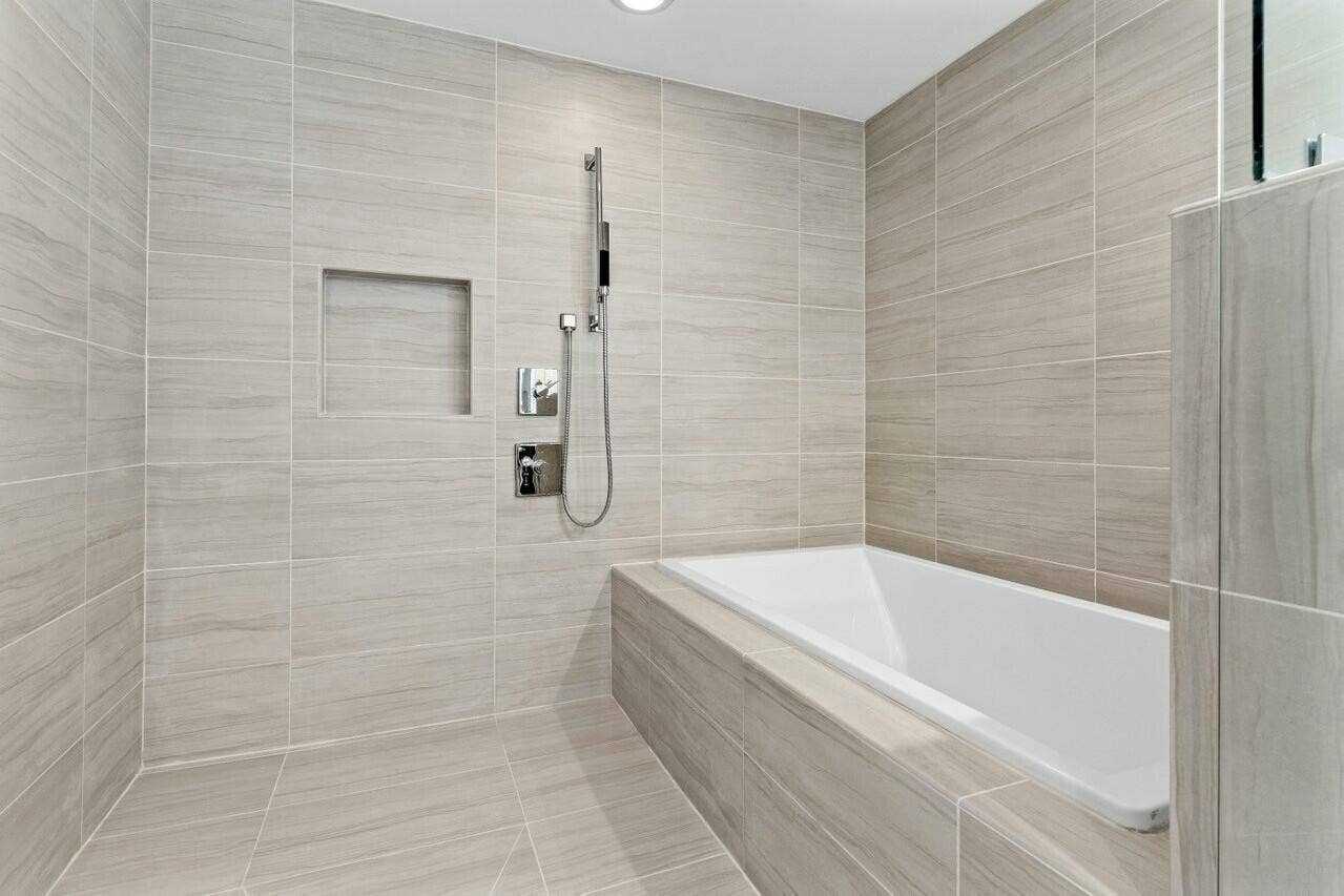 1180 N Federal Highway, #1409, Fort Lauderdale, FL 33304 Primary Ensuite Wet Room