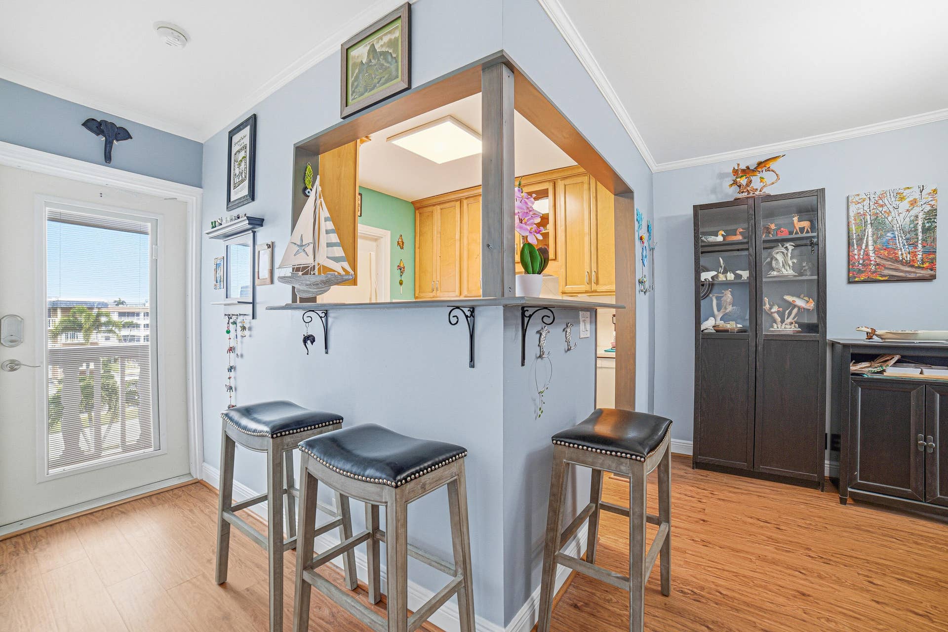 112 Doolen Court, #302, North Palm Beach, FL 33408 Entrance Area w/Pass Through to Kitchen