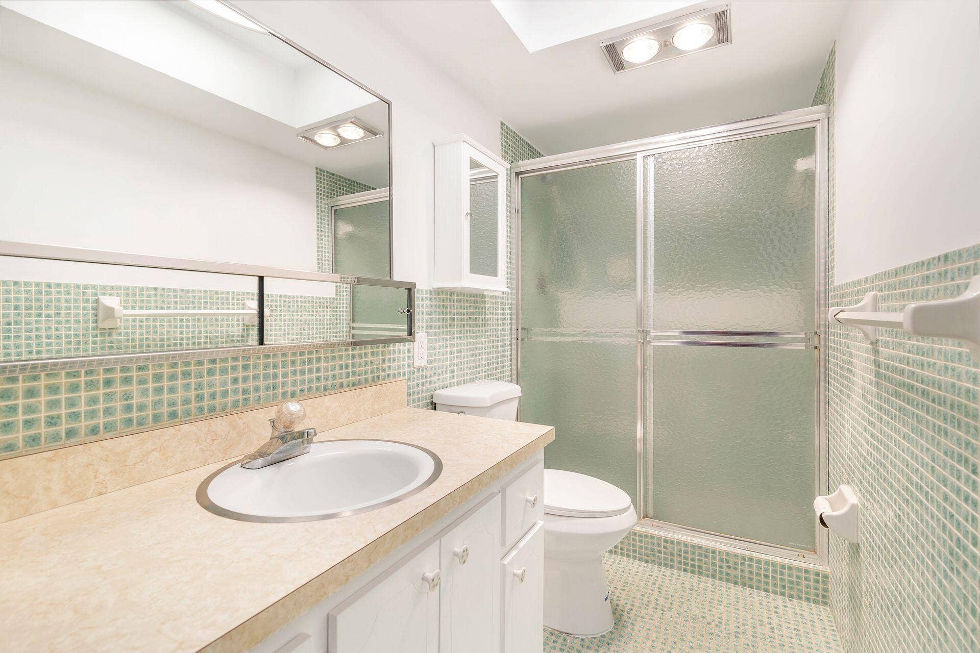 907 Marina Drive, #402, North Palm Beach, FL 33408 guest bathroom