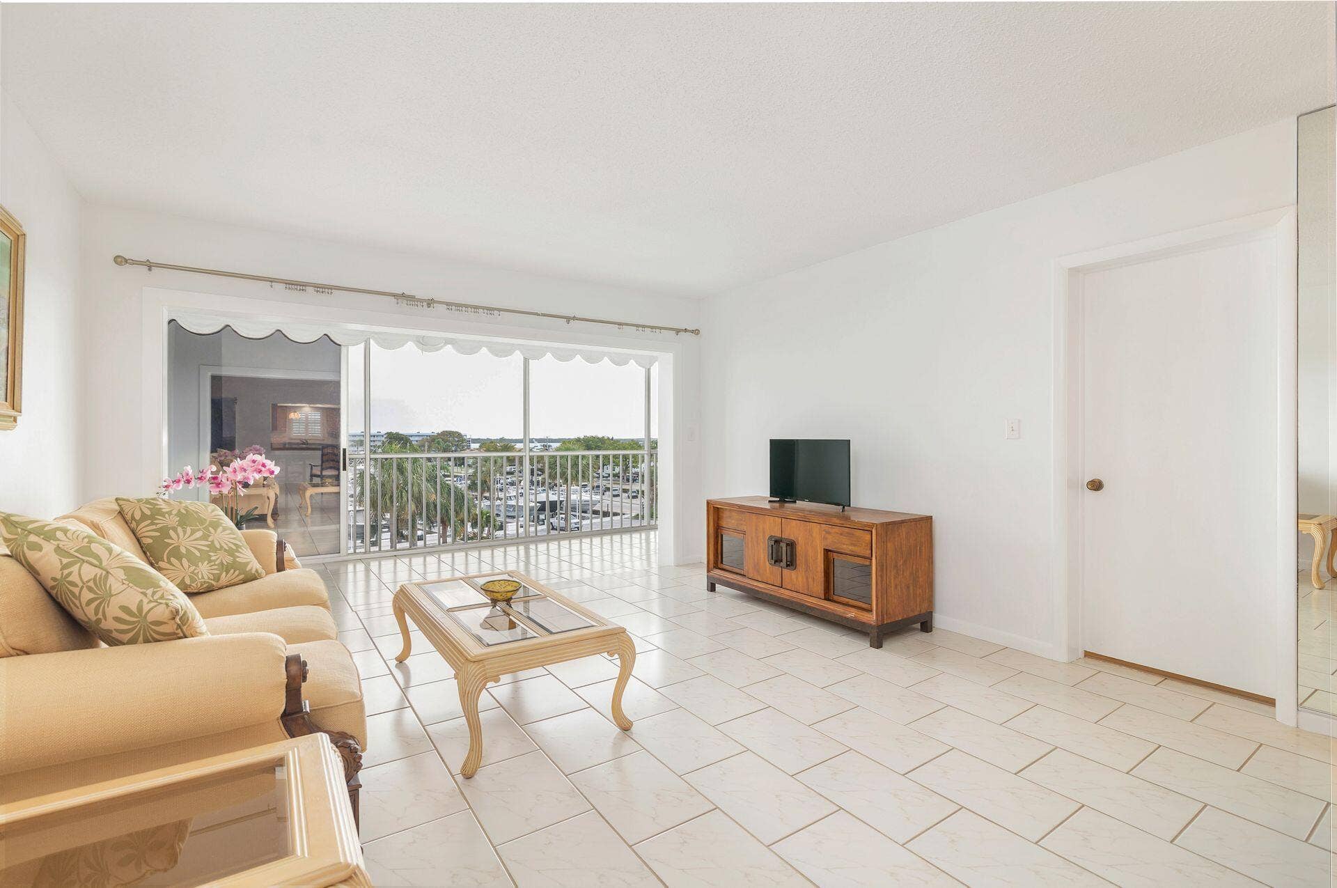 907 Marina Drive, #402, North Palm Beach, FL 33408 Light & bright