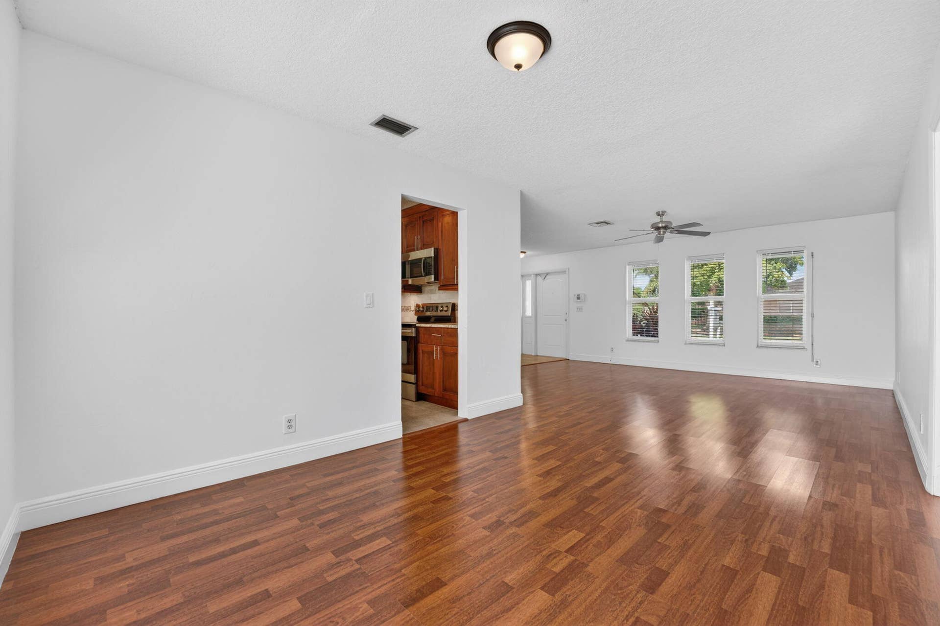 Living Area - 7
