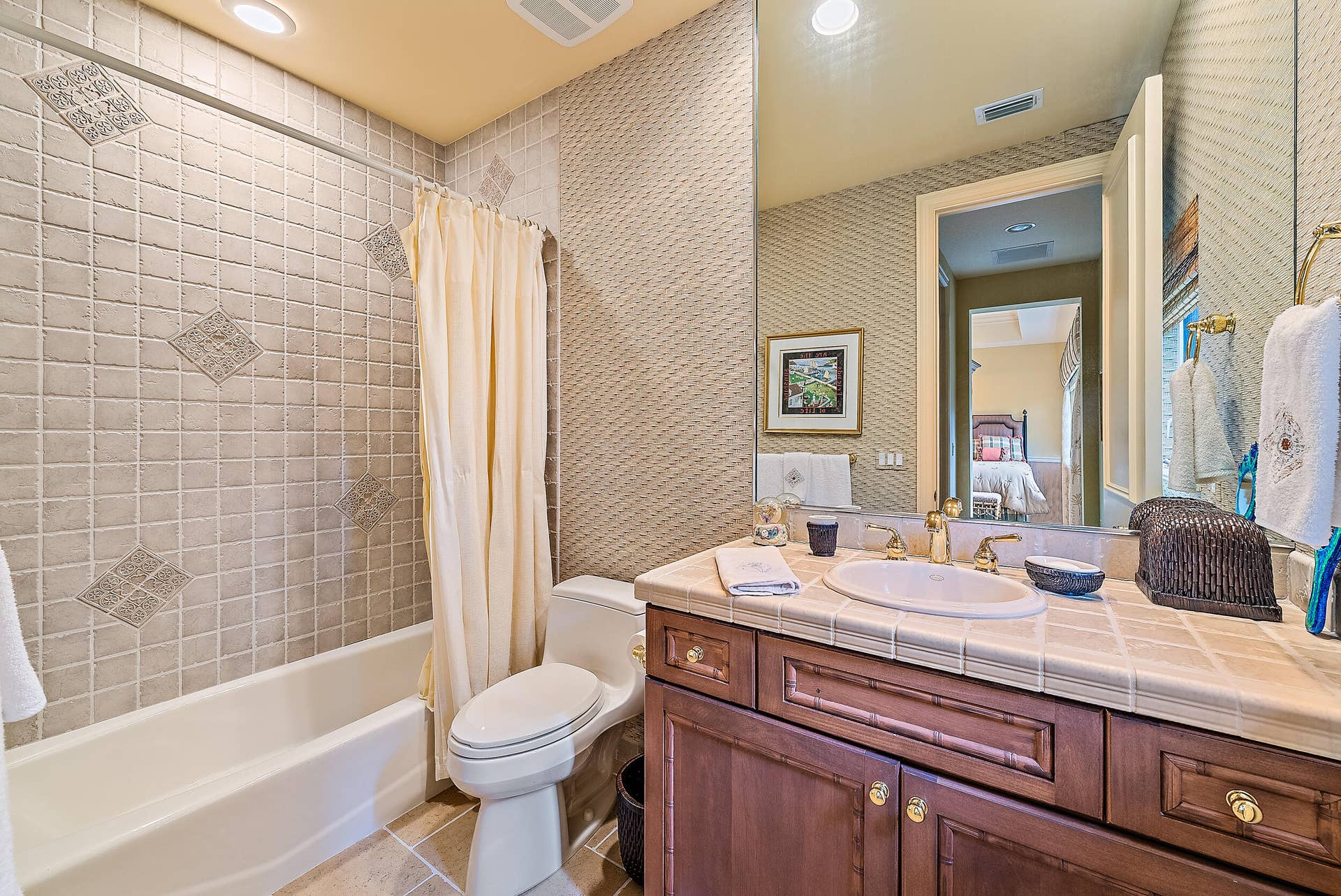 12049 SE Intracoastal Terrace, Jupiter, FL 33469 Guest Bath
